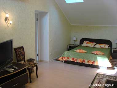 Интерьер двухместного гостиничного номера выполненный в зеленых тонах и расположенный в 'пентхаусе' г.Краснодар